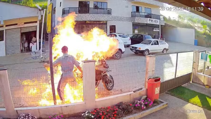 Vídeo: morre mãe que tentou impedir filho de atear fogo na própria motocicleta