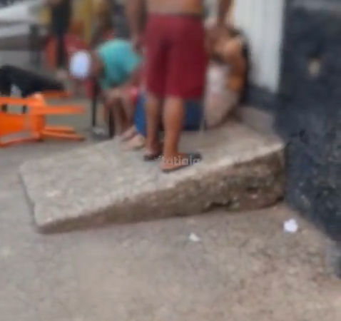 Vídeo: mulher é chicoteada por homem em frente a um bar e outro homem finge que não vê