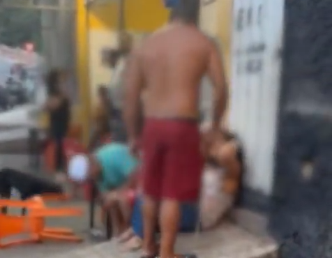 Vídeo: mulher é chicoteada por homem em frente a um bar e outro homem finge que não vê