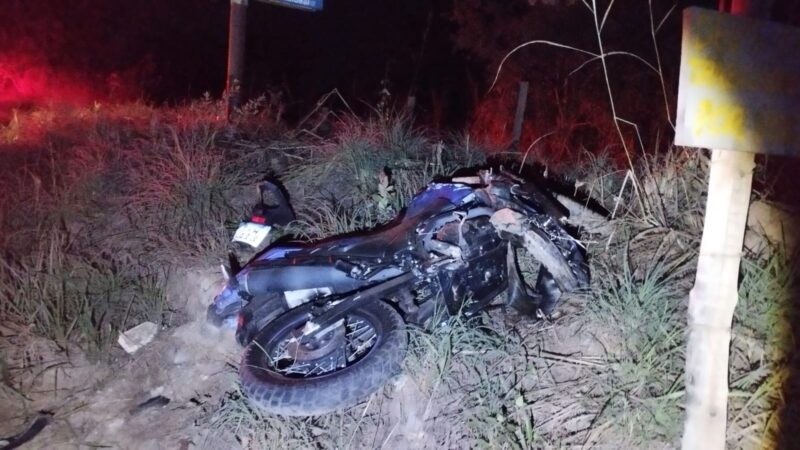 Motociclista morre ao colidir de frente depois de uma ultrapassagem, em Pará de Minas
