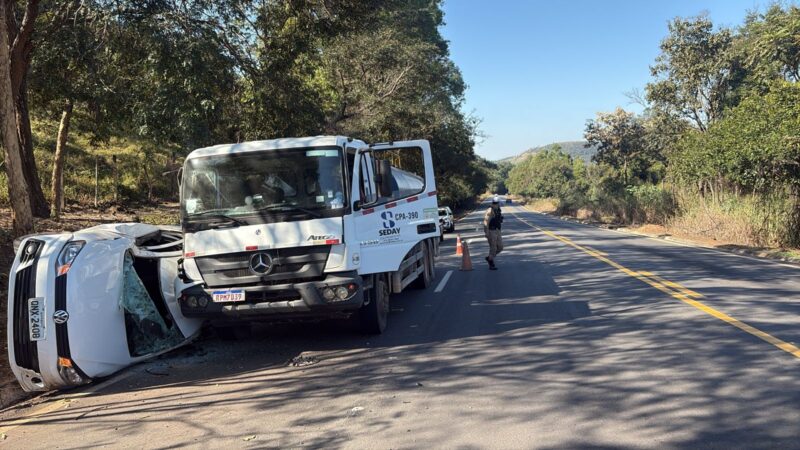 Motociclista perde controle de direção e provoca colisão em mais dois veículos