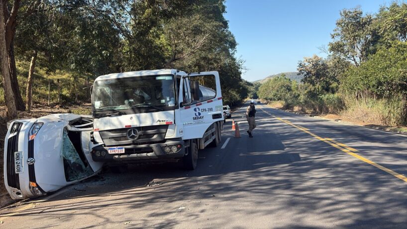 Motociclista perde controle de direção e provoca colisão em mais dois veículos