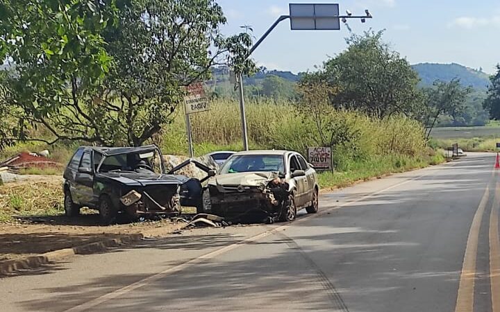 Colisão entre três veículos na MG 431 deixa quatro pessoas feridas em Itatiaiuçu