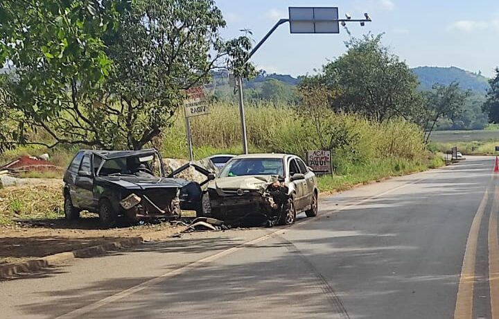 Colisão entre três veículos na MG 431 deixa quatro pessoas feridas em Itatiaiuçu