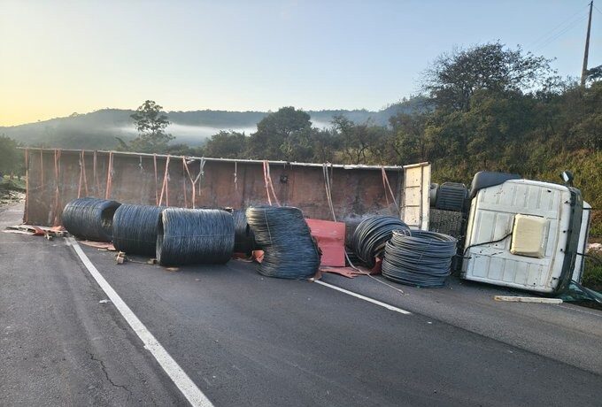 Vídeo: motorista morre em grave acidente entre dois caminhões e um carro na BR 381, em Itatiaiuçu