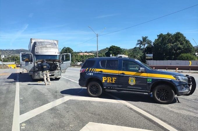 Vídeo: PRF suspeita de estatura de condutor de caminhão na BR 381; era um adolescente