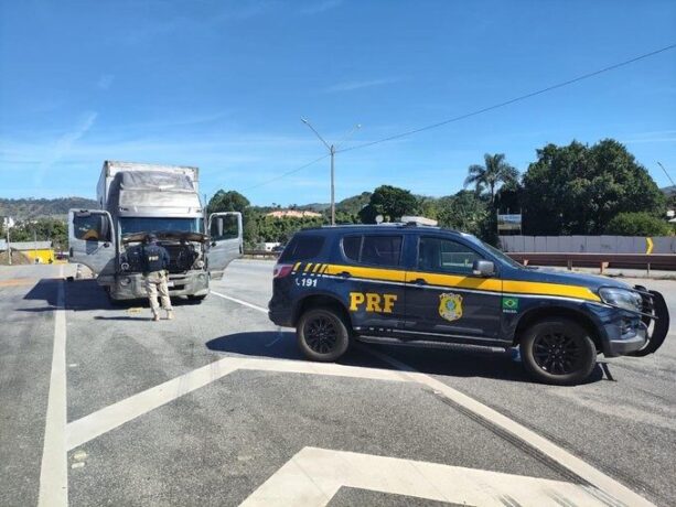 Vídeo: PRF suspeita de estatura de condutor de caminhão na BR 381; era um adolescente