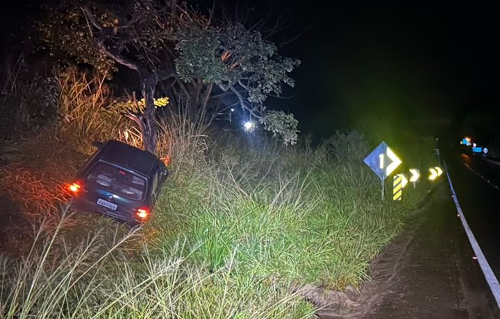 Paciente médico, a caminho de hospital em Divinópolis, sofre acidente na MG 050, em Itaúna