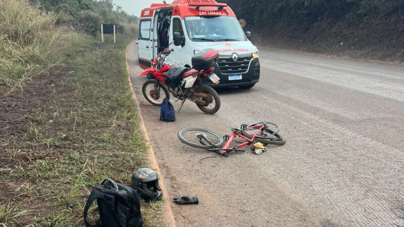 Motocicleta bate na traseira de bicicleta na MG 431 e condutores ficam feridos