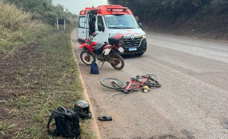 Motocicleta bate na traseira de bicicleta na MG 431 e condutores ficam feridos