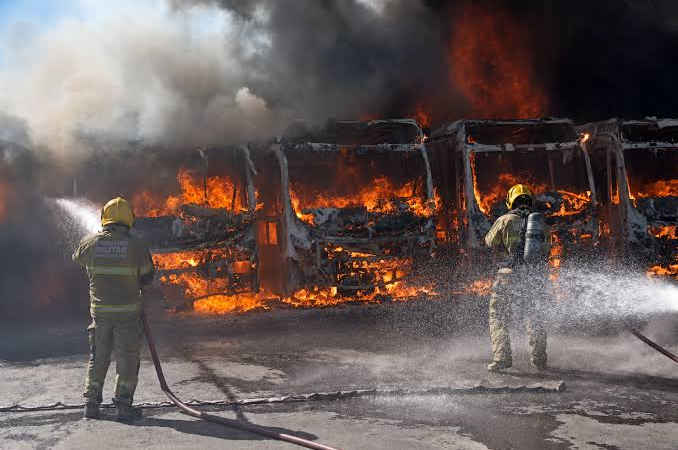 Vídeo: prejuízo da destruição de 27 ônibus da Viação Anchieta pode ultrapassar R$ 16 milhões