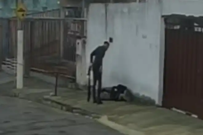 Vídeo: casal de amigos assiste mulher ser agredida pelo ex-marido, mas não faz nada para ajudar