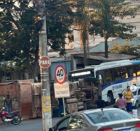 Homem fica ferido em colisão entre caminhão e coletivo no bairro Santa Edwiges; ciclista se salva por pouco