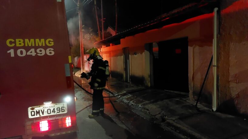 Vídeo: residência no bairro Irmãos Auler  é destruída por incêndio