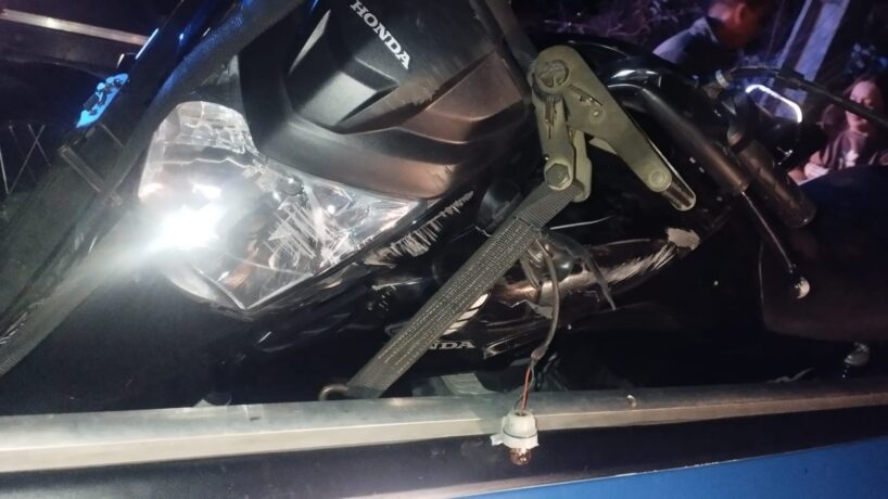 Motociclista perde controle do veículo e cai em canaleta da MG 050, em Itaúna