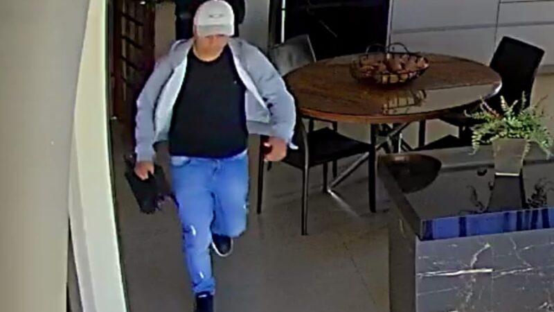 Vídeos: bandidos acionam interfone e, sem resposta, arrombam entrada de imóvel