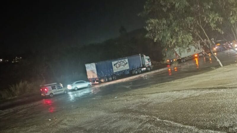 Vídeo: colisão de carros na MG 050, próximo à Intercast, provoca interdição da rodovia