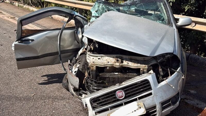 Acidente de colisão envolvendo três veículos deixou um dos motoristas ferido com gravidade em Itaúna
