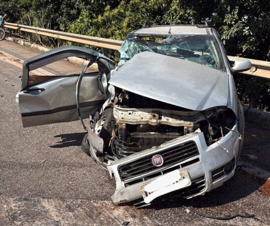Acidente de colisão envolvendo três veículos deixou um dos motoristas ferido com gravidade em Itaúna