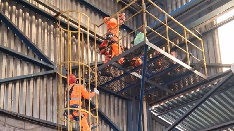 Trabalhador fica ferido durante serviço e Corpo de Bombeiros é chamado para o resgate a 12 metros de altura