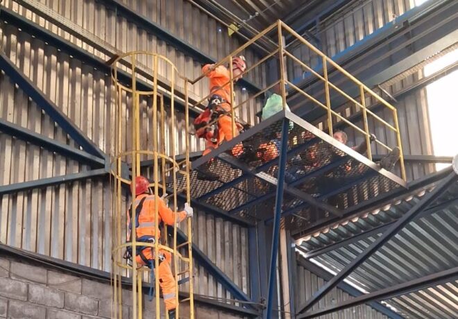 Trabalhador fica ferido durante serviço e Corpo de Bombeiros é chamado para o resgate a 12 metros de altura