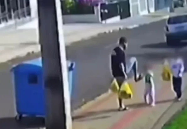 Vídeo: pai chuta filha de 3 anos porque ela estava “chorando e fazendo pirraça”, no Paraná