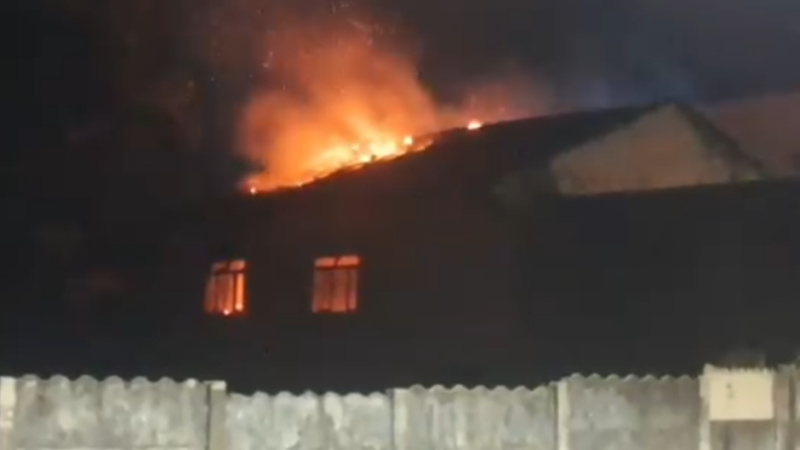 Casa abandonada é tomada pelas chamas no bairro Garcias