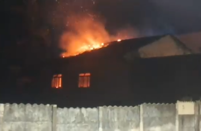 Casa abandonada é tomada pelas chamas no bairro Garcias