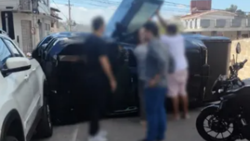 Acidente entre caminhonetes deixa veículos danificados no centro de Itaúna