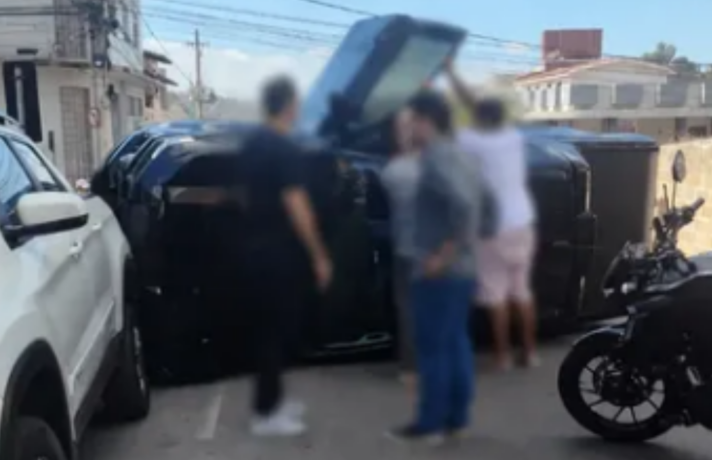 Acidente entre caminhonetes deixa veículos danificados no centro de Itaúna