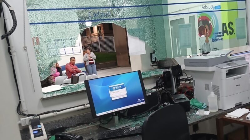 Insatisfeito com atendimento à esposa, rapaz vandaliza recepção do Plantão 24 horas