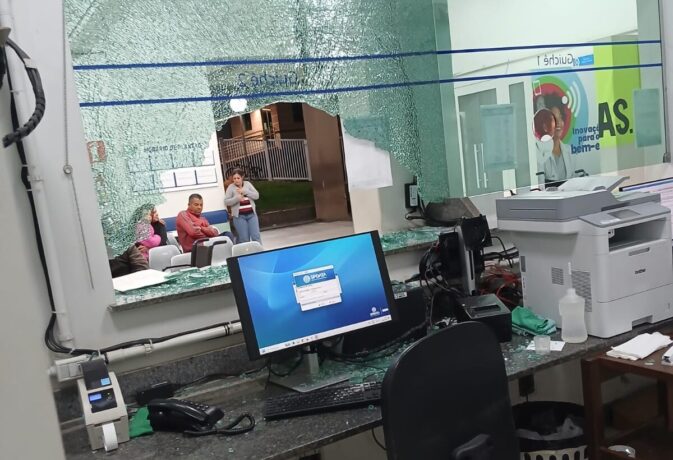 Insatisfeito com atendimento à esposa, rapaz vandaliza recepção do Plantão 24 horas