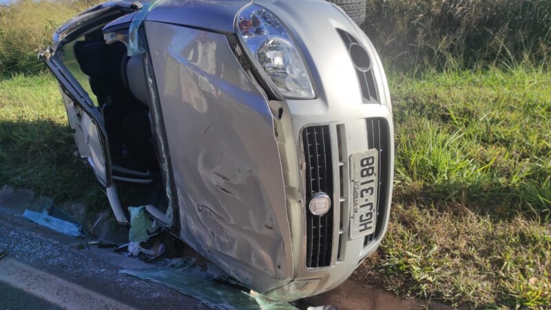 Motorista tenta ultrapassagem, mas cai em canaleta e capota na MG 050, em Itaúna