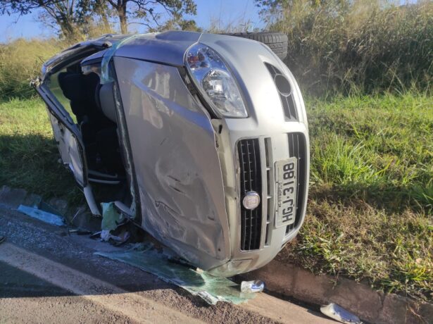 Motorista tenta ultrapassagem, mas cai em canaleta e capota na MG 050, em Itaúna