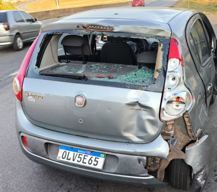 Carro  reduz velocidade na MG 050 e acaba colidido na traseira por motocicleta