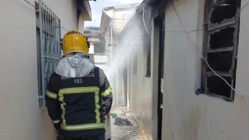 Chama esquecida acesa no fogão provoca incêndio e destrói casa no bairro Piedade, em Itaúna