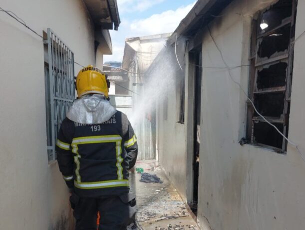 Chama esquecida acesa no fogão provoca incêndio e destrói casa no bairro Piedade, em Itaúna