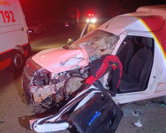 Ambulância do Samu se envolve em acidente com carro de passeio em Pará de Minas
