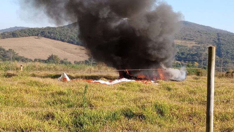 Vídeo: avião de pequeno porte cai na zona rural de Mateus Leme nesta manhã de terça-feira, 25