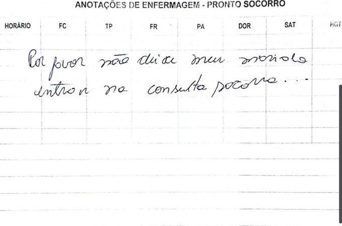 Mulher usa a ficha de consulta médica para pedir socorro por causa de agressões do companheiro