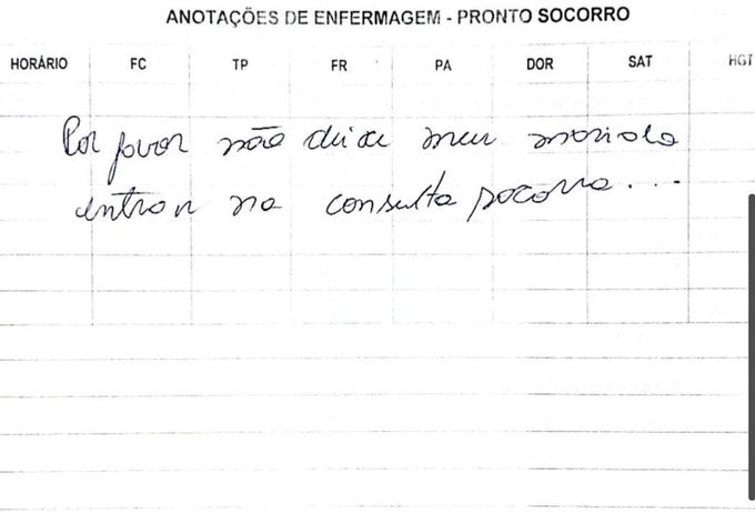 Mulher usa a ficha de consulta médica para pedir socorro por causa de agressões do companheiro