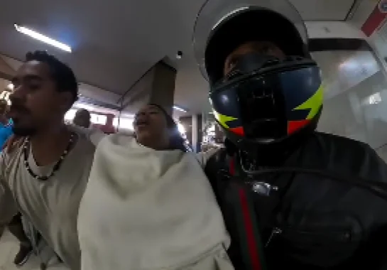 Vídeo: motoboys abrem trânsito em Belo Horizonte para socorrer mulher com suspeita de infarto