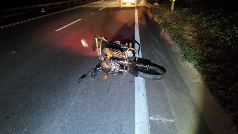 Motociclista perde controle da moto, bate contra defensa metálica e morre no local