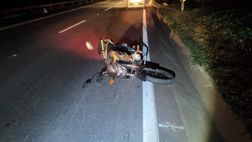 Motociclista perde controle da moto, bate contra defensa metálica e morre no local