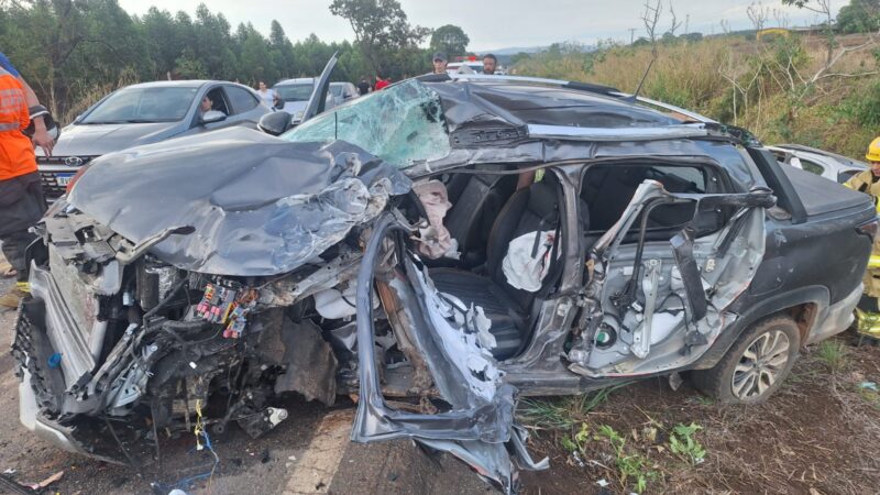 Grave acidente entre caminhão, caminhonete e carro de passeio deixa 4 feridos com gravidade