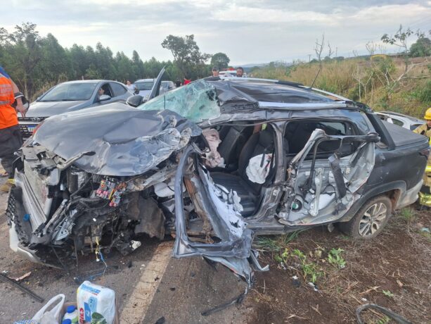 Grave acidente entre caminhão, caminhonete e carro de passeio deixa 4 feridos com gravidade