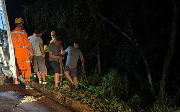 Carro capota com duas crianças a bordo e cai em ribanceira. Chovia no momento do acidente