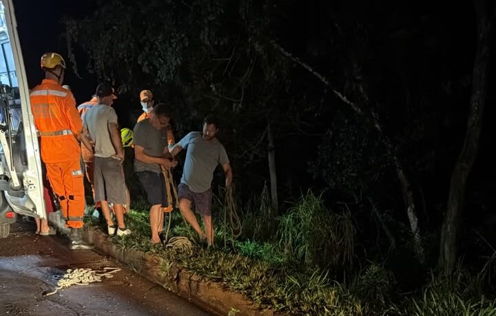 Carro capota com duas crianças a bordo e cai em ribanceira. Chovia no momento do acidente