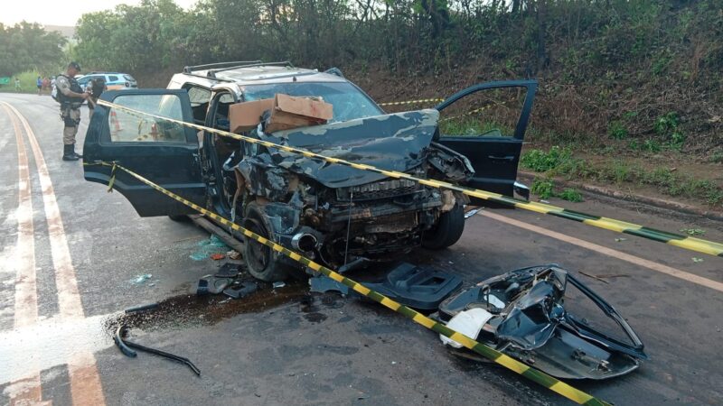 Colisão frontal entre carro e carreta deixa um morto e outro ferido na MG-431, em Itatiaiuçu