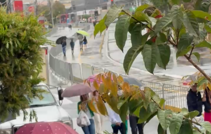 Vídeo: por causa da chuva que caiu na manhã desta segunda-feira, Sete de Setembro, o desfile da Independência foi cancelado